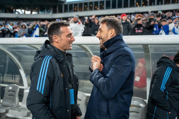 avid Dóniga and Lionel Scaloni share a friendly exchange on the sidelines during the El Salvador vs Argentina match in Philadelphia on March 22, 2024.