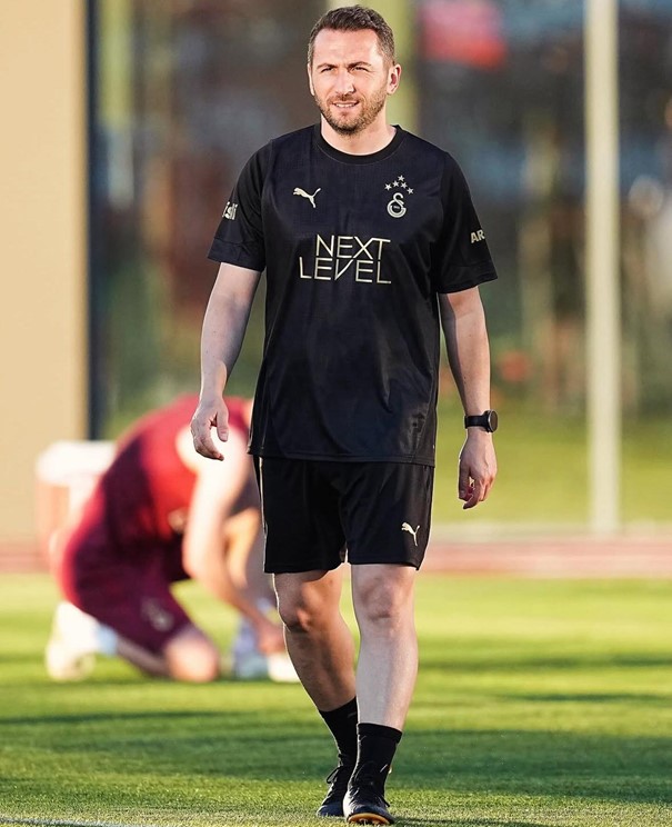 Vural Durmuş, Galatasaray antrenmanında sahada yürürken