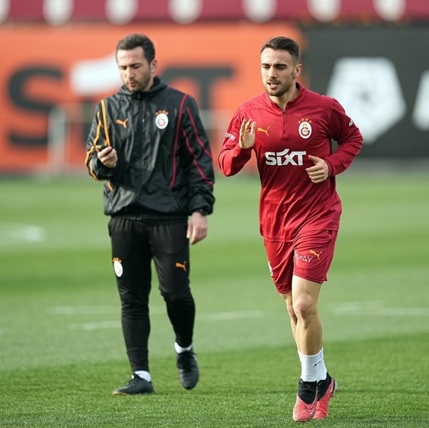 Vural Durmuş monitoring a Galatasaray player during a sprint exercise at training.