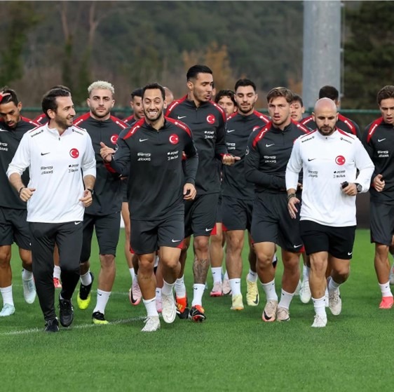 Vural Durmuş running with Hakan Çalhanoğlu and national team players during training