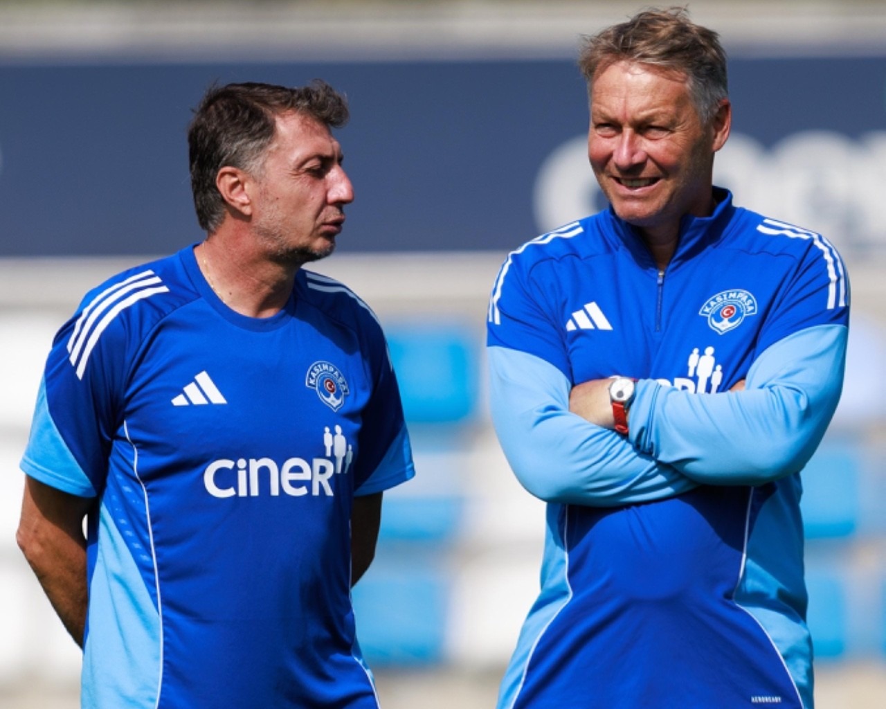 Michael Lindeman and Shota Arveladze discuss strategy during a training session at Kasımpaşa.