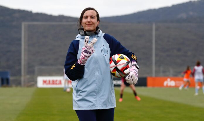 Elena Fernandez Elena Fernández, Spain’s pioneering goalkeeper coach, during a training session with the national youth team.