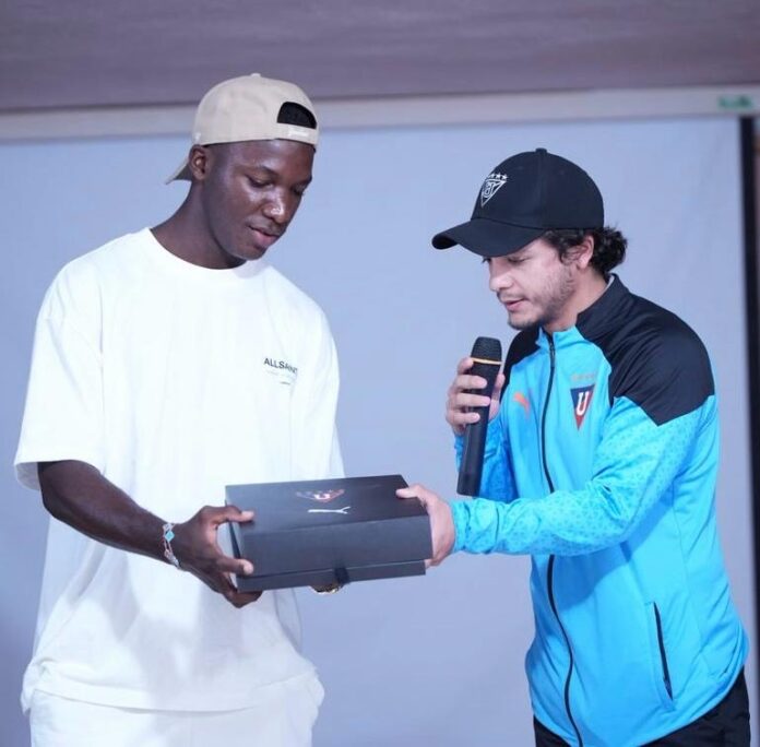 Marco Duran Montenegro Marco Durán Montenegro presenting a gift to a young player during a club event focused on development and performance culture.