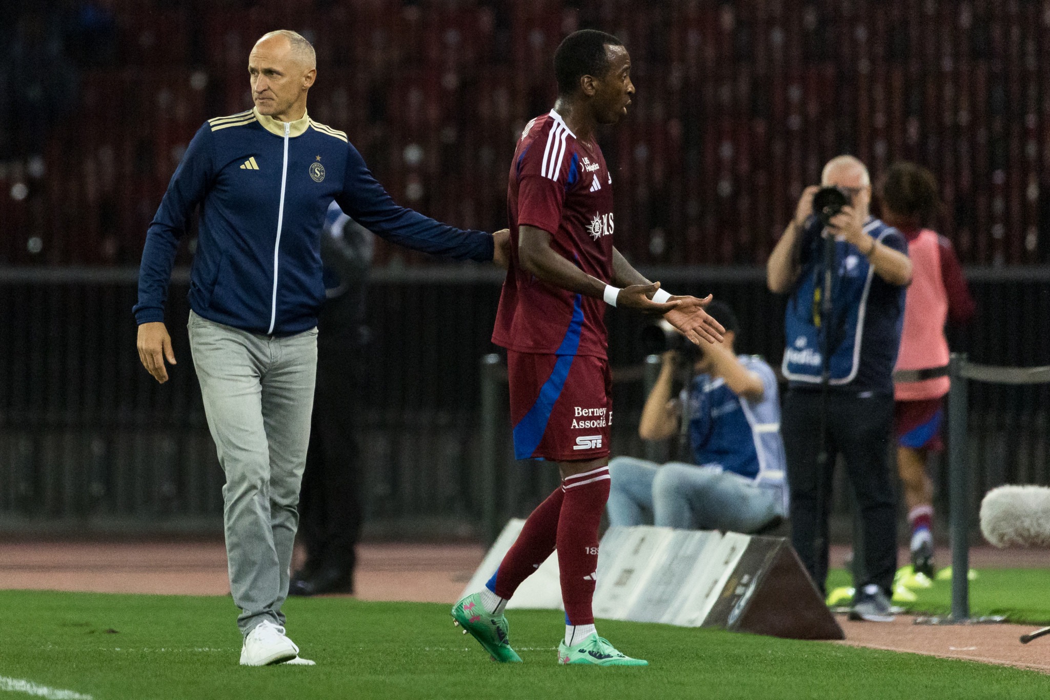 Thomas Häberli giving instructions to a Servette FC player during a Swiss Super League match.