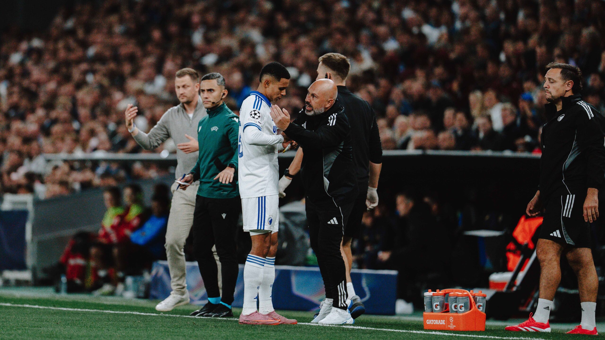 Sergio Almenara giving instructions to a player during a match, demonstrating hands-on leadership and tactical communication.