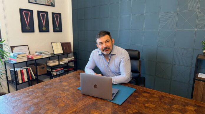 Hunor Dudas Hunor Dudás in his office discussing football leadership and management strategy.