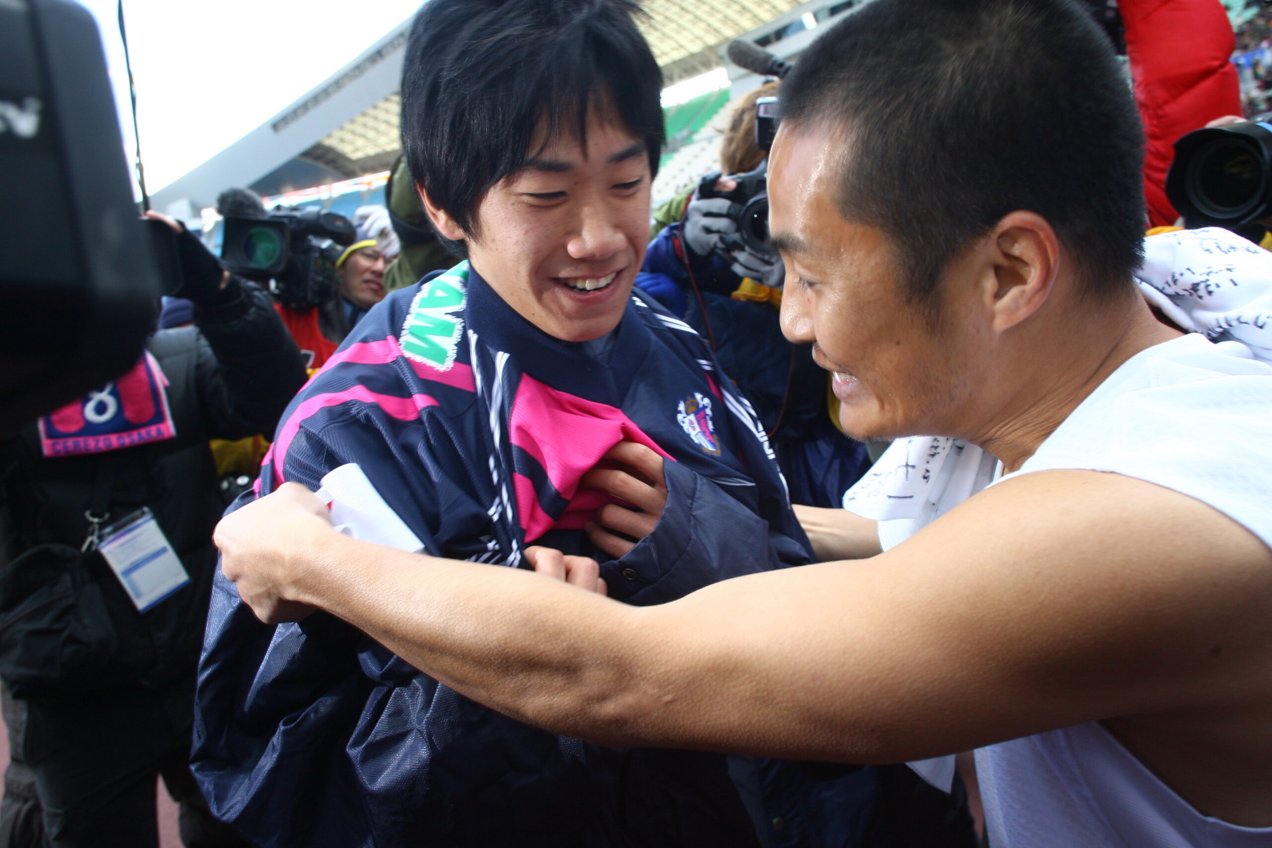 Hiroaki Morishima hands his jersey to Shinji Kagawa after his final match, symbolising Cerezo Osaka legacy