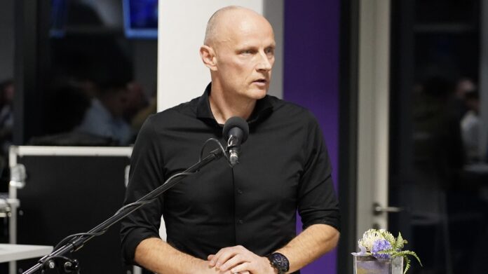 Matthias Heidrich speaking on player development and academy leadership in professional football