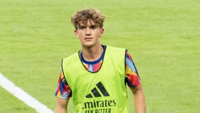 Max Dowman training with Arsenal wearing a bib, highlighting his development as a young attacking talent