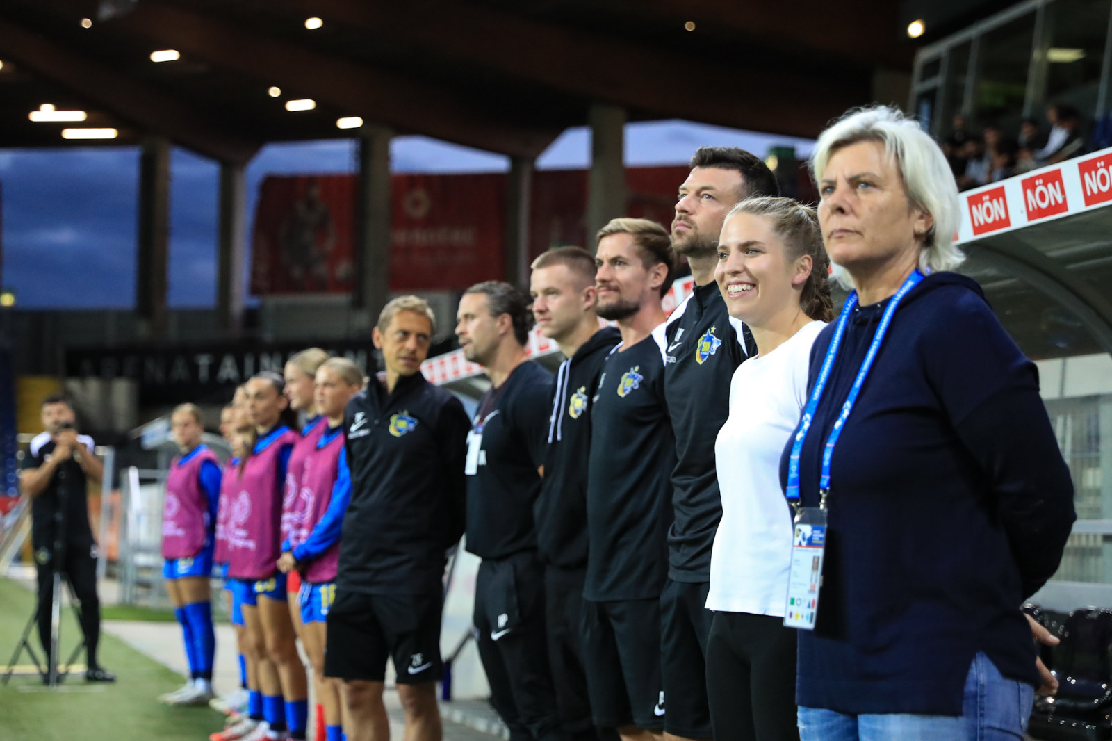Tanja Schulte watches closely from the bench, embodying strategic leadership and attention to detail. Her presence reflects years of experience at the highest level of women’s football.