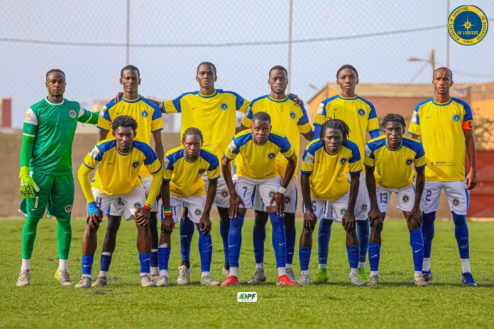 Équipe de l’AS La Lumière avant un match de football à Dakar