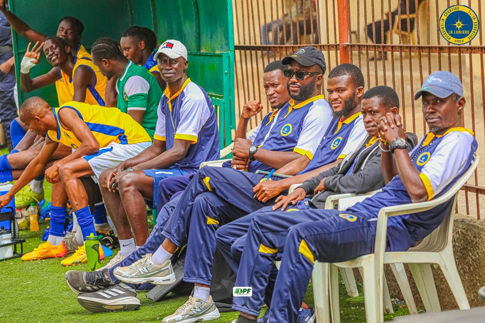 Staff et joueurs de l’AS La Lumière sur le banc lors d’un match à Dakar