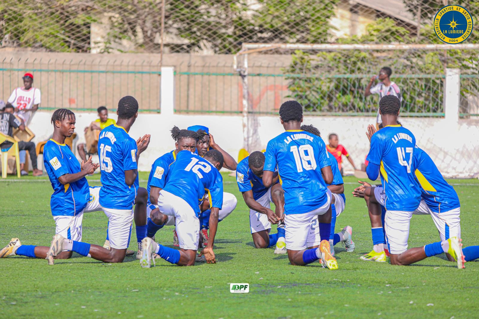 Jeunes joueurs de l’AS La Lumière réunis avant un match de football