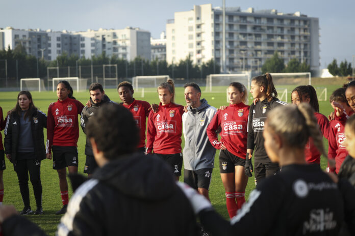 André Vale with a women’s football team during a training session focused on leadership and unity.