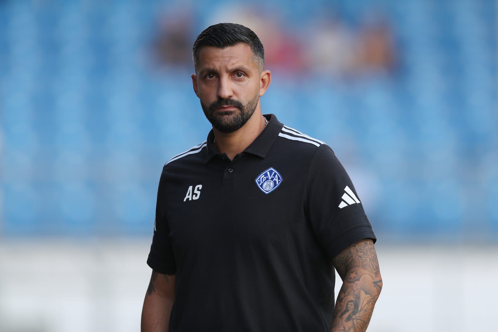 Aytaç Sulu during a football coaching session with SV Atlas Delmenhorst on the touchline.