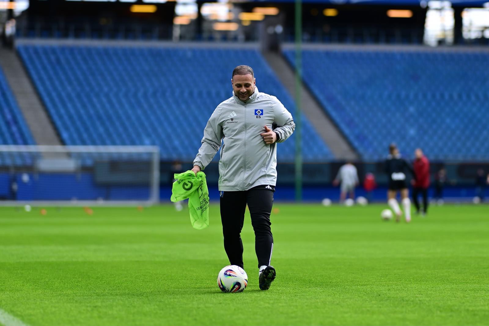 Eren Şen walking on the pitch at Hamburger SV, reflecting academy methods and player development.