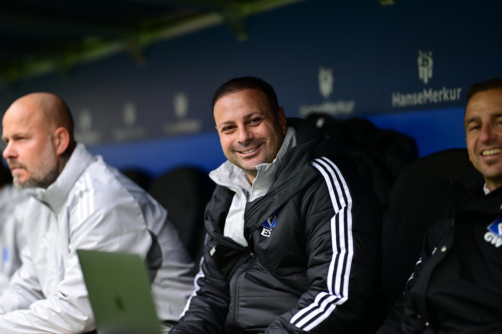 Eren Şen with the Hamburger SV coaching staff, reflecting trust, communication and team connection.