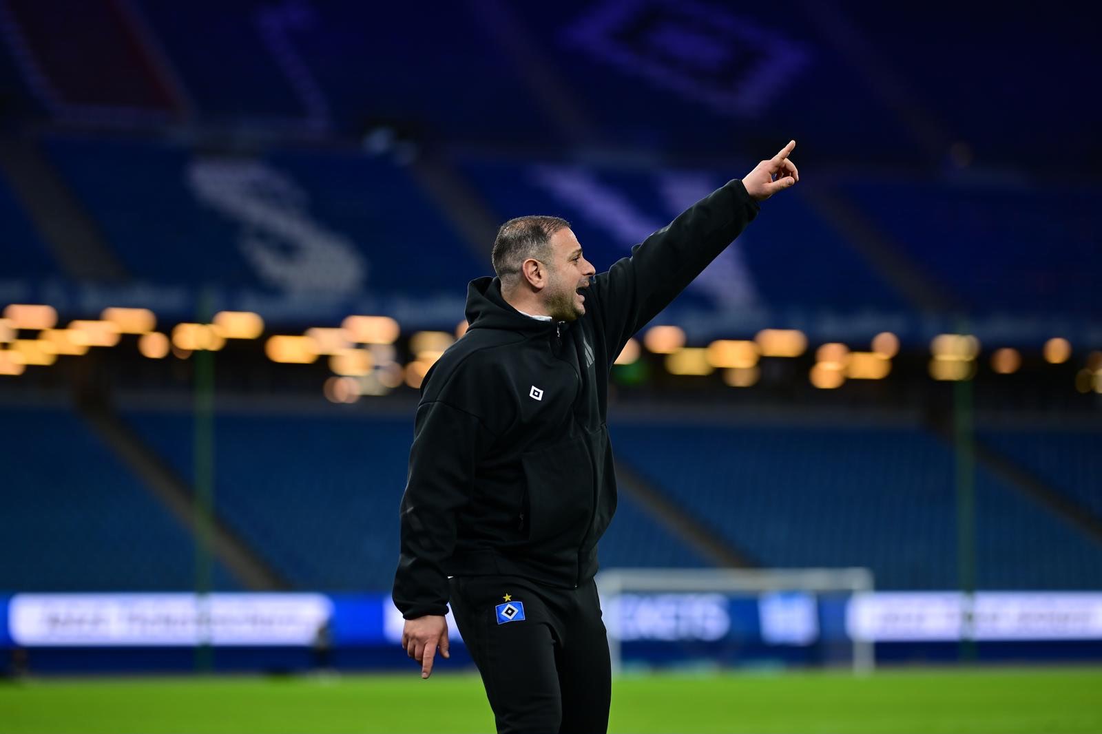 Eren Şen giving instructions at Hamburger SV, reflecting coaching leadership and player development.