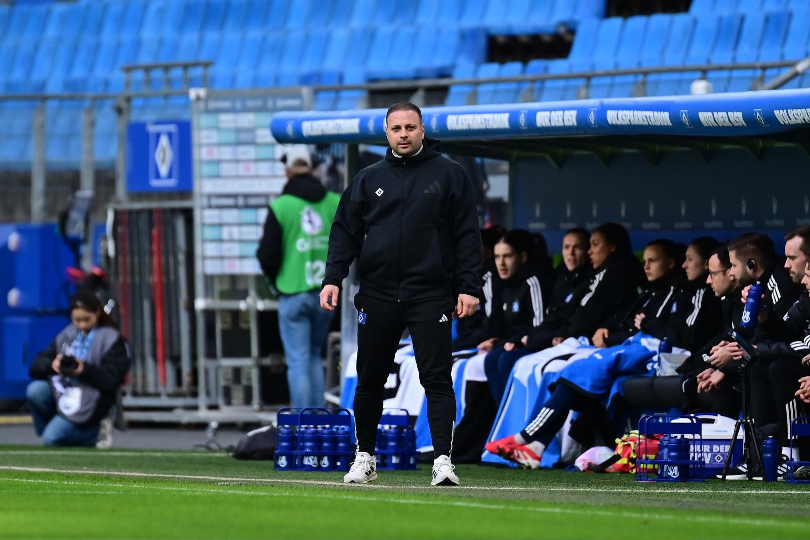 Eren Şen on the touchline with Hamburger SV Women, reflecting the growth of women’s football.
