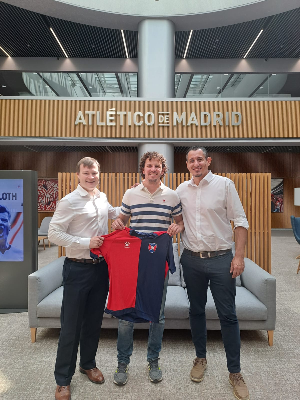 Délégation d’Albion FC lors d’une visite à Atlético de Madrid pour le développement international du club.