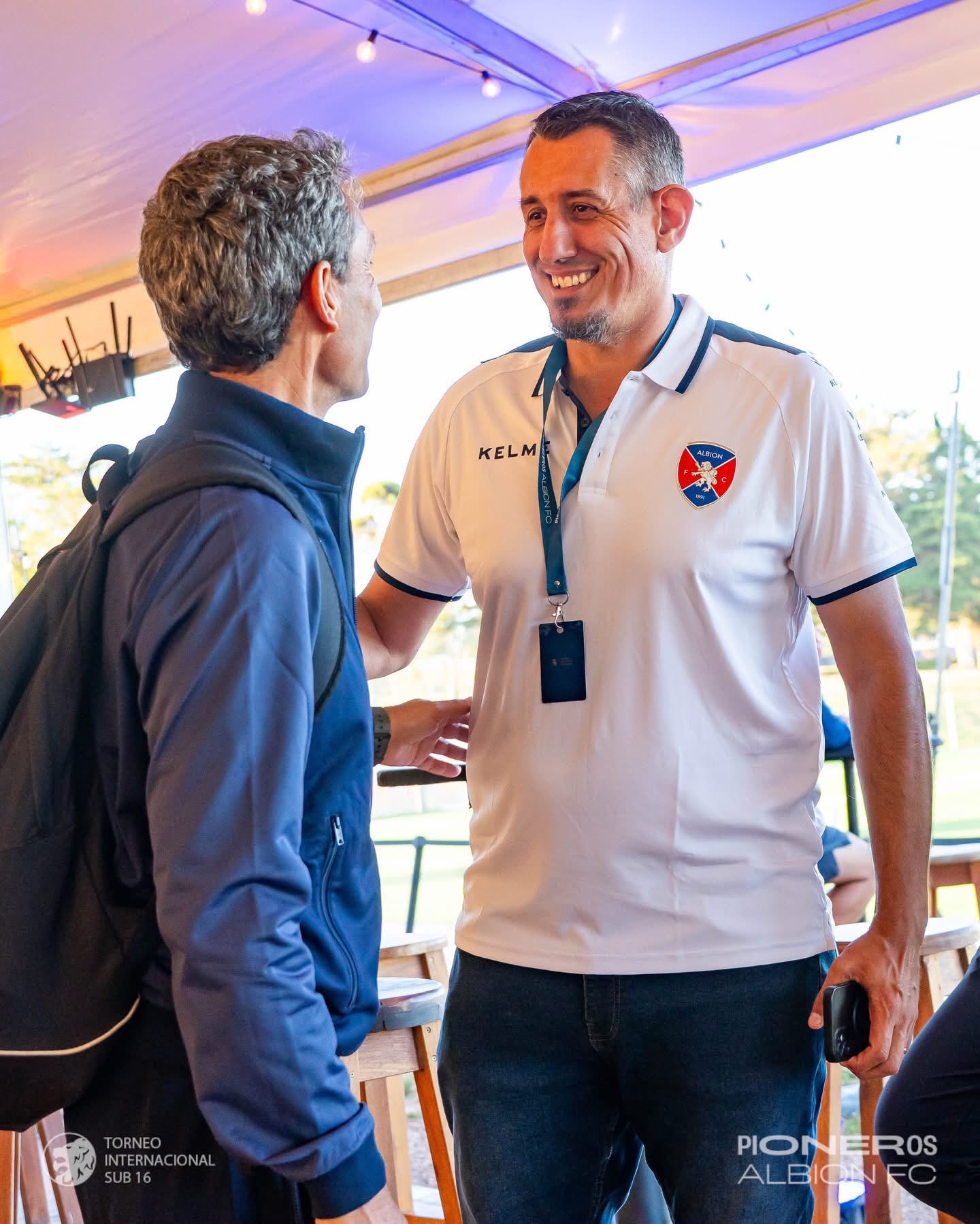 Juan Alvarez échange lors d’un événement d’Albion FC, illustrant les relations humaines dans le football.