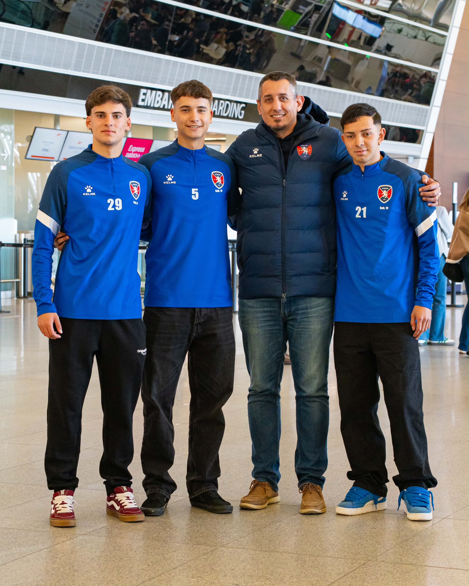 Jeunes joueurs d’Albion FC lors d’un déplacement international lié au développement du club.