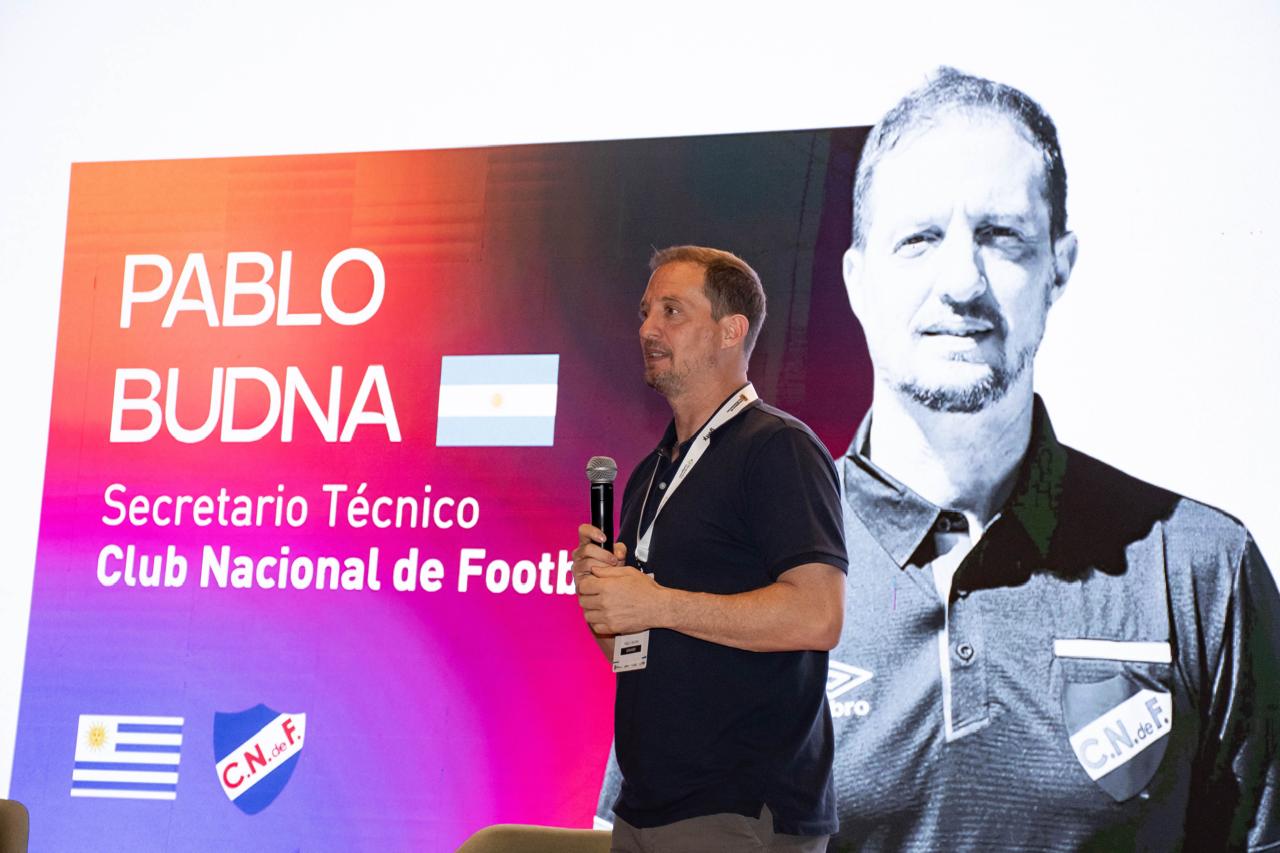 Pablo Budna speaking as Technical Secretary of Club Nacional during a football recruitment presentation.