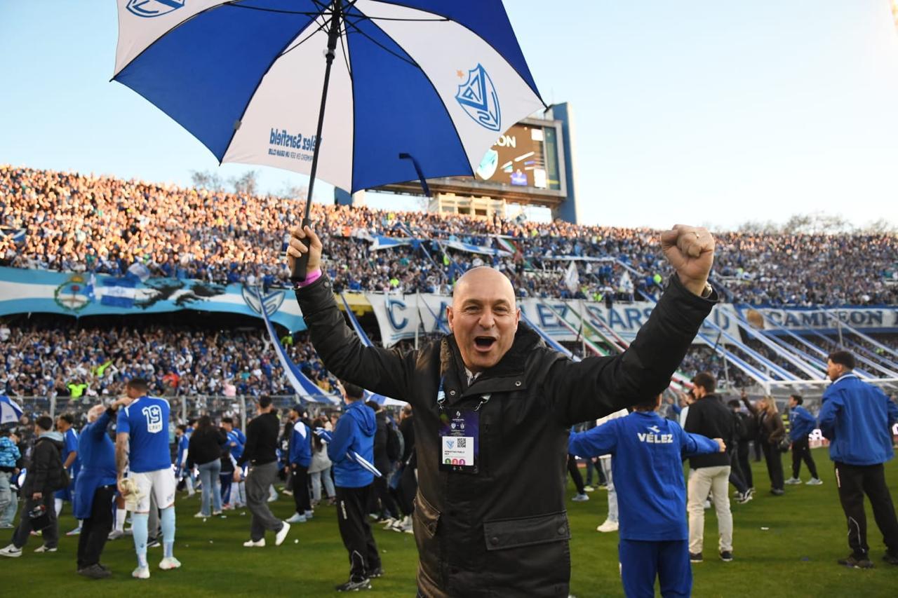 Sebastián Pait celebrating with Vélez supporters after a major moment for the club.