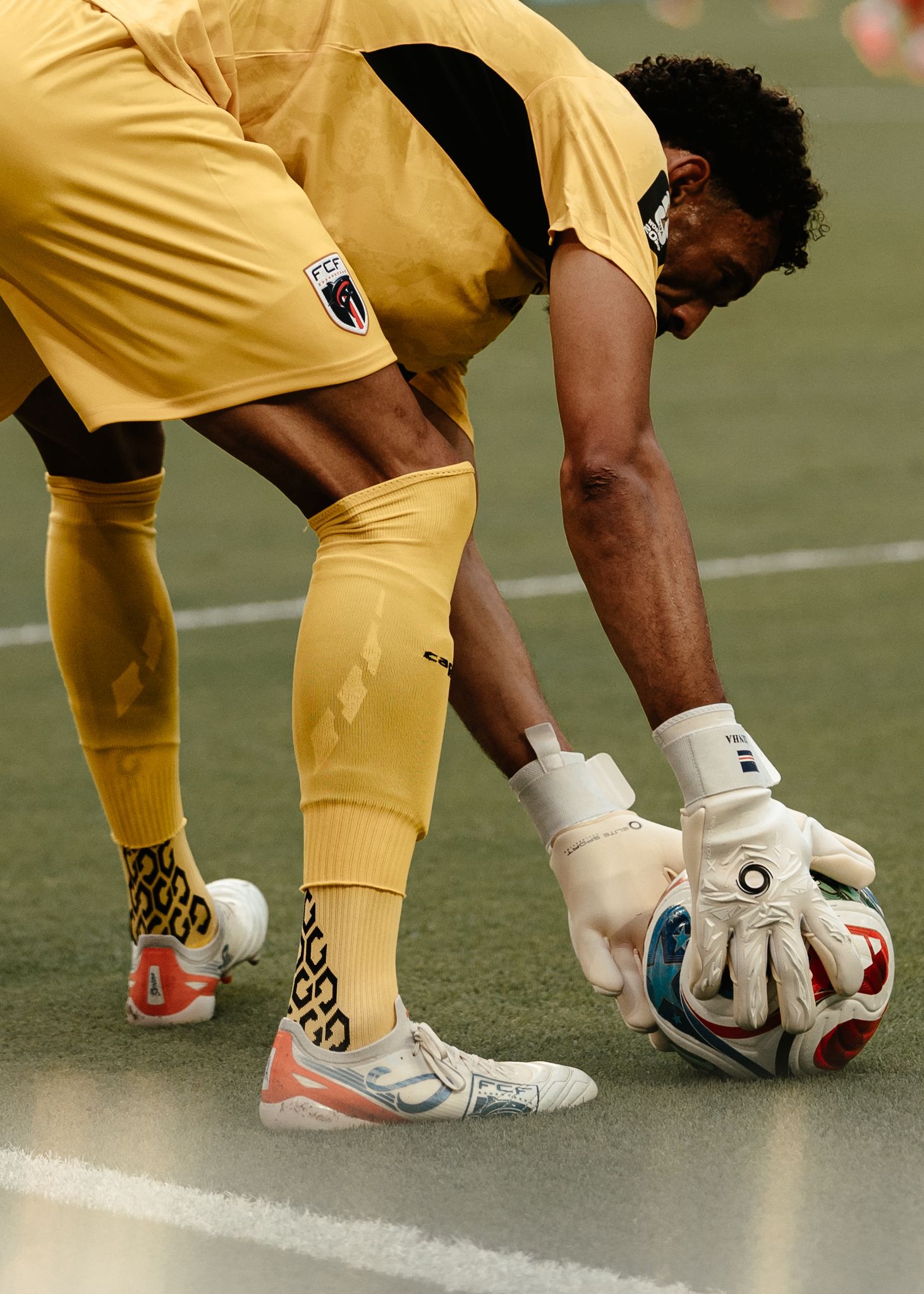 Vozinha prepares the ball with Senda boots visible during Cape Verde’s World Cup campaign.