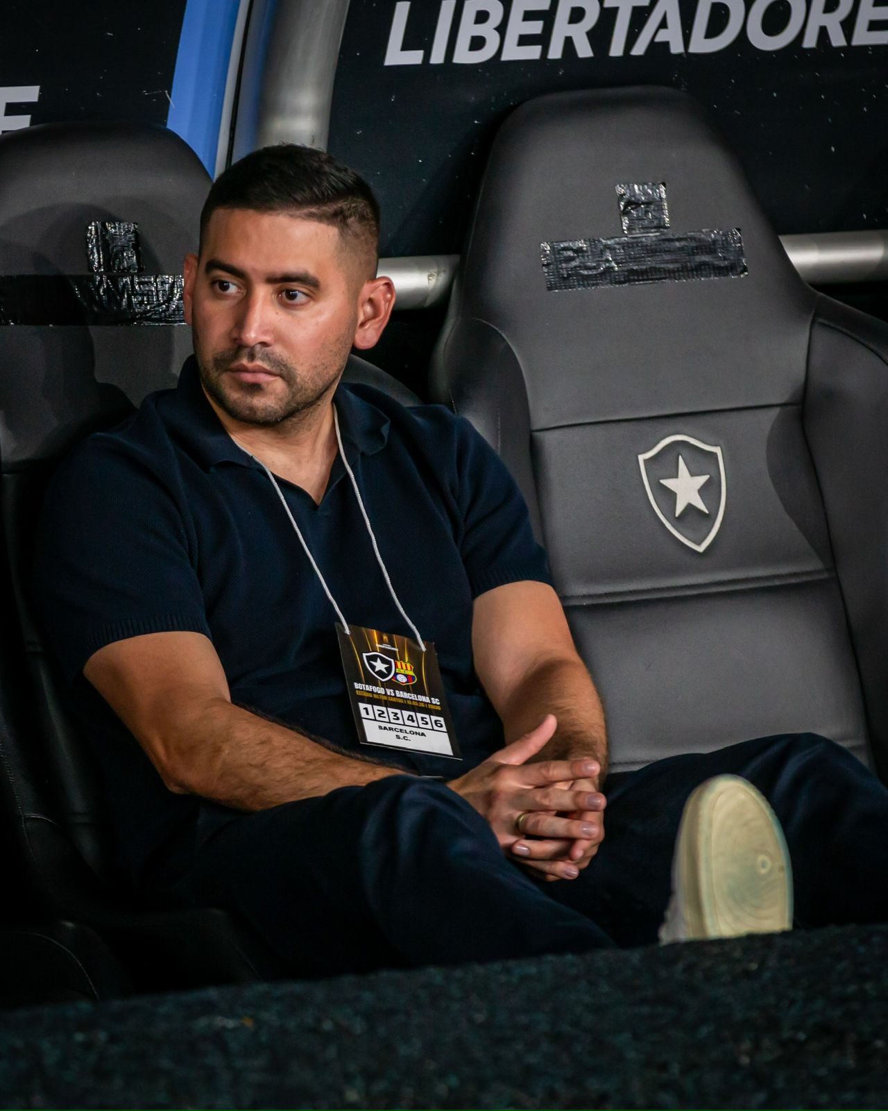 Andrés Felipe Altamar seated in the technical area during a Copa Libertadores match