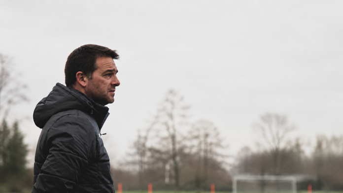 Aurélien Mioch entraîneur du Stade Nyonnais sur un terrain de football