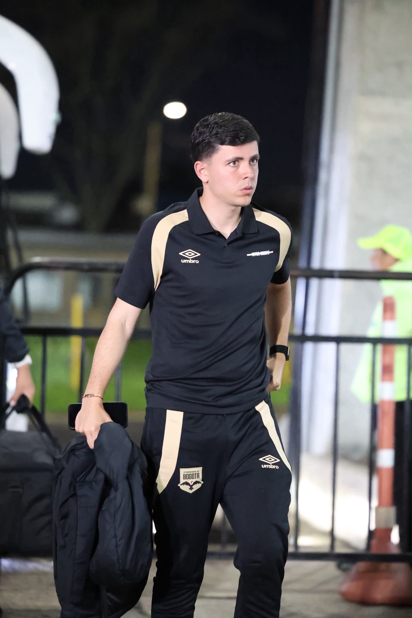 Gonzalo Muñoz Ponce arriving in Internacional de Bogotá club kit