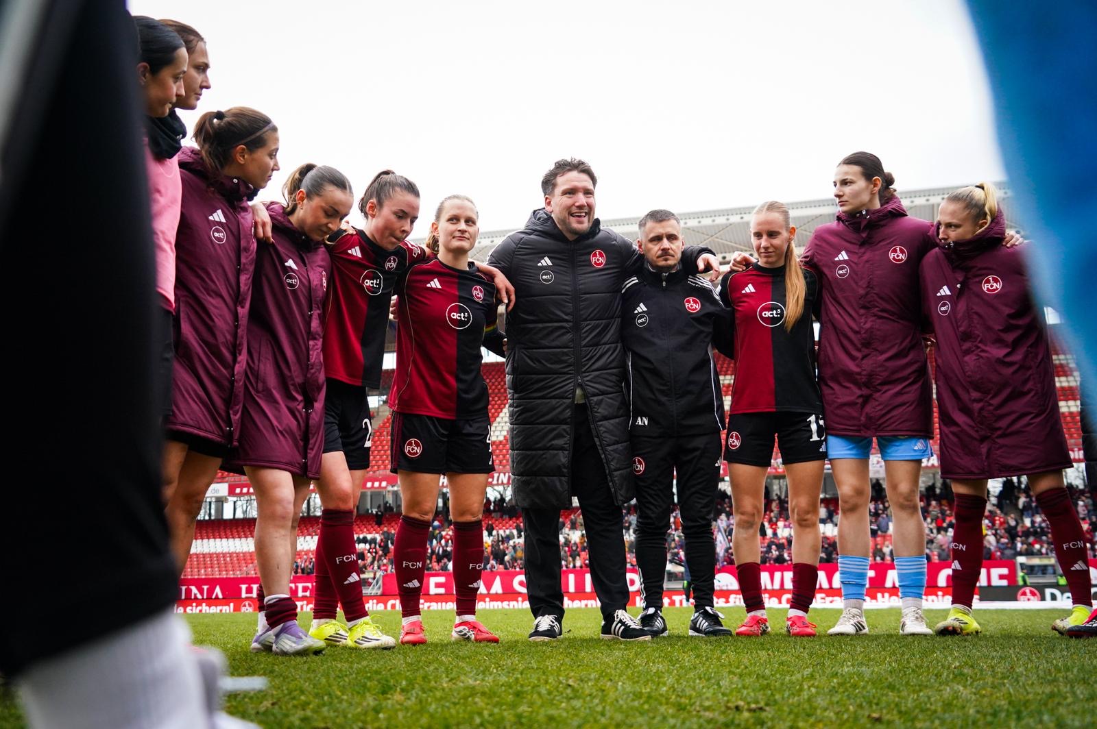 Thomas Oostendorp with 1. FC Nürnberg Women players in a team huddle
