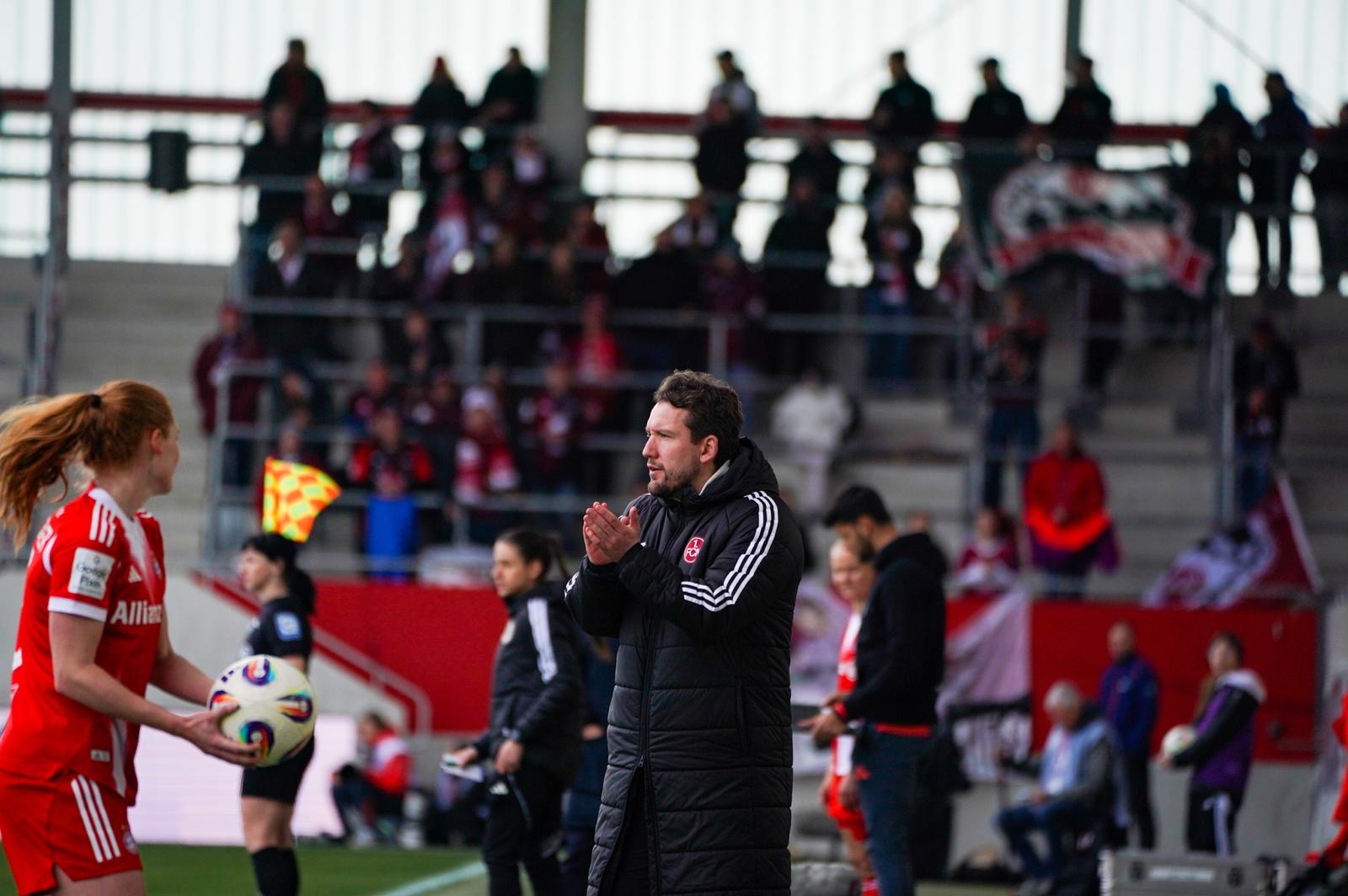 Thomas Oostendorp coaching 1. FC Nürnberg Women from the touchline