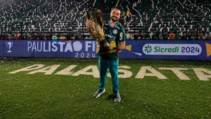 Roberto Torrecilhas celebrates with the 2024 Paulista trophy following Palmeiras’ championship success.