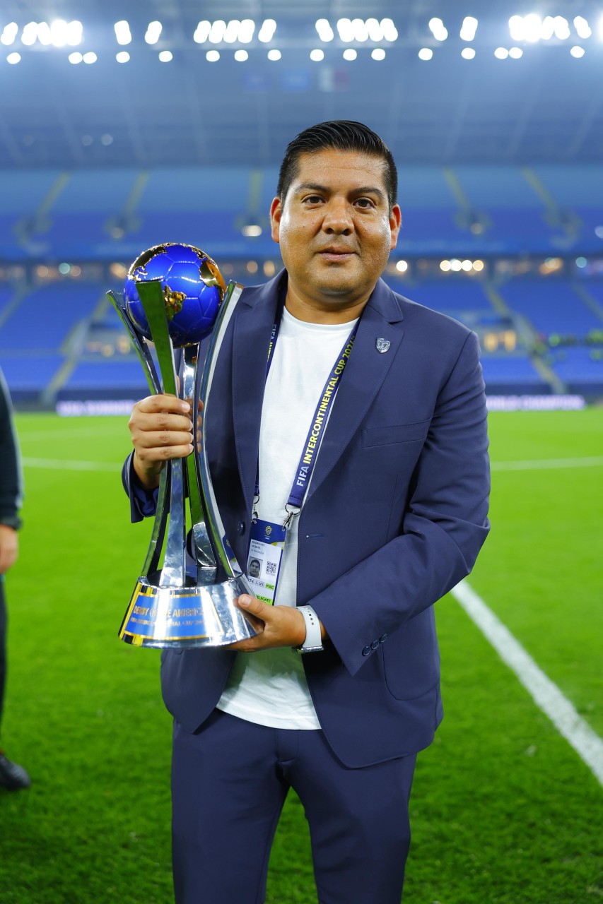 Vicente García Rodríguez holding a trophy following Club Pachuca’s success on the international stage.