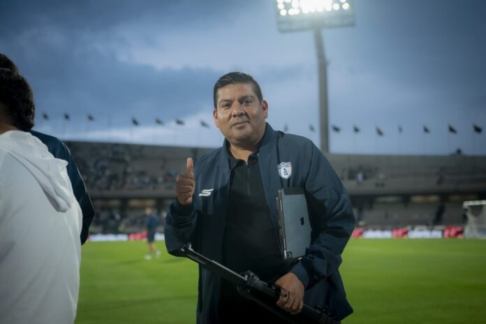 Vicente García Rodríguez pitchside with Club Pachuca, reflecting his role in sporting intelligence and performance analysis.
