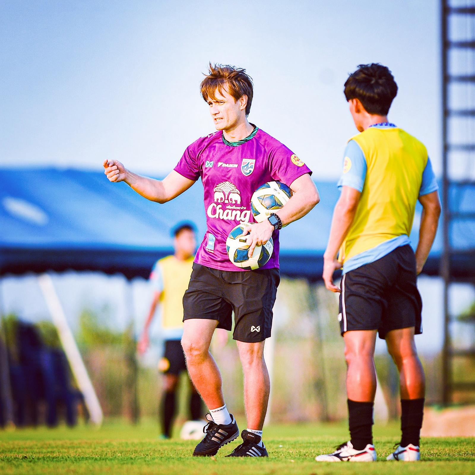 Yuki Stalph coaching players during a football training session with Thailand’s U20 national team.