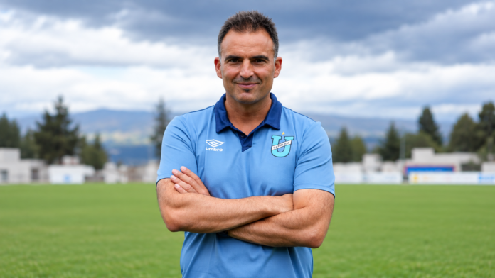 Diego Santos Soto posa con la camiseta de Universidad Católica de Ecuador en el campo de entrenamiento.