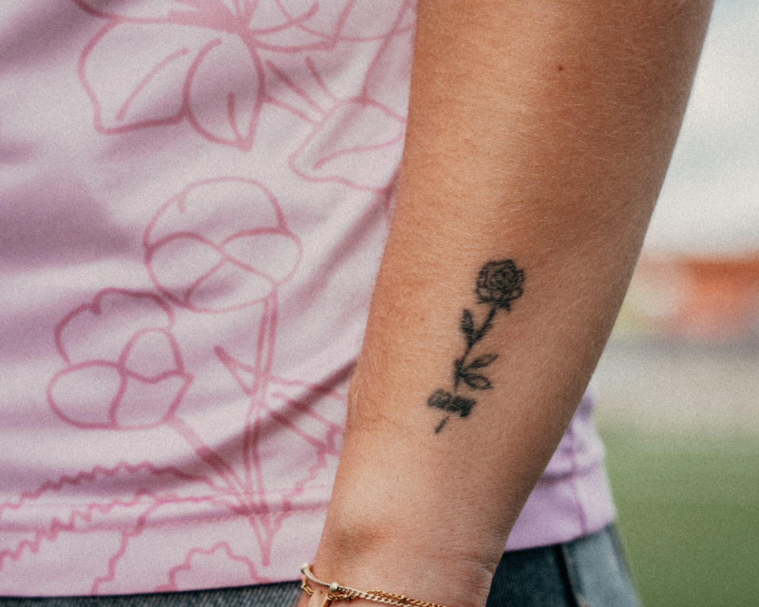 A close-up of the floral illustrations on Essevee Women’s light pink 2026/27 away shirt.