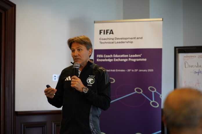 ranck Thivilier intervient lors d’un programme FIFA consacré à la formation des entraîneurs.