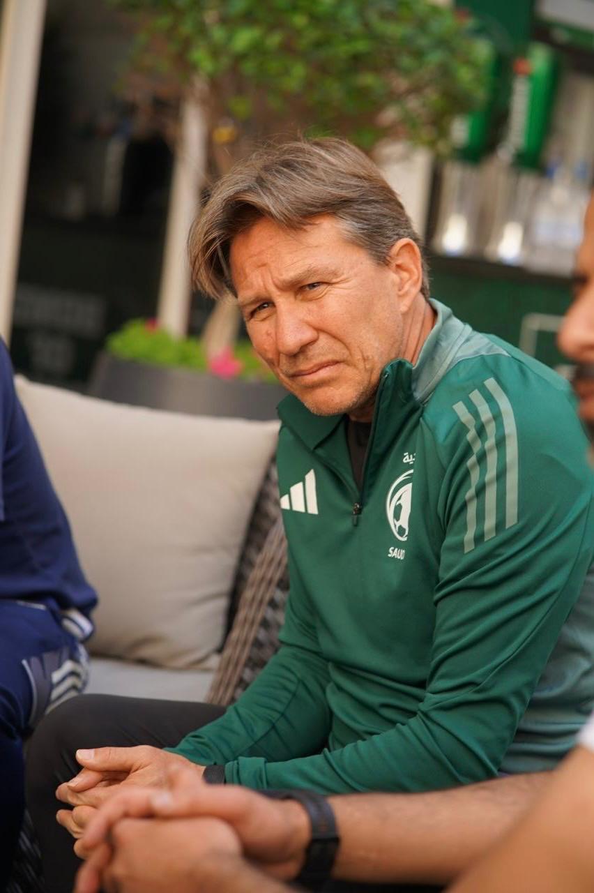 Franck Thivilier porte la tenue de la Fédération saoudienne de football lors d’un rassemblement professionnel.
