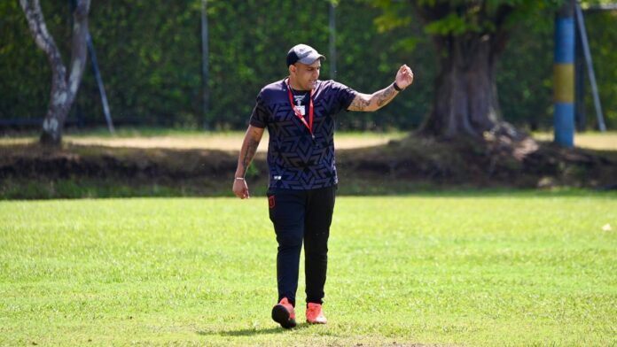 Juan David Díaz Florián coaching on the training pitch, reflecting his work in player development and football methodology.