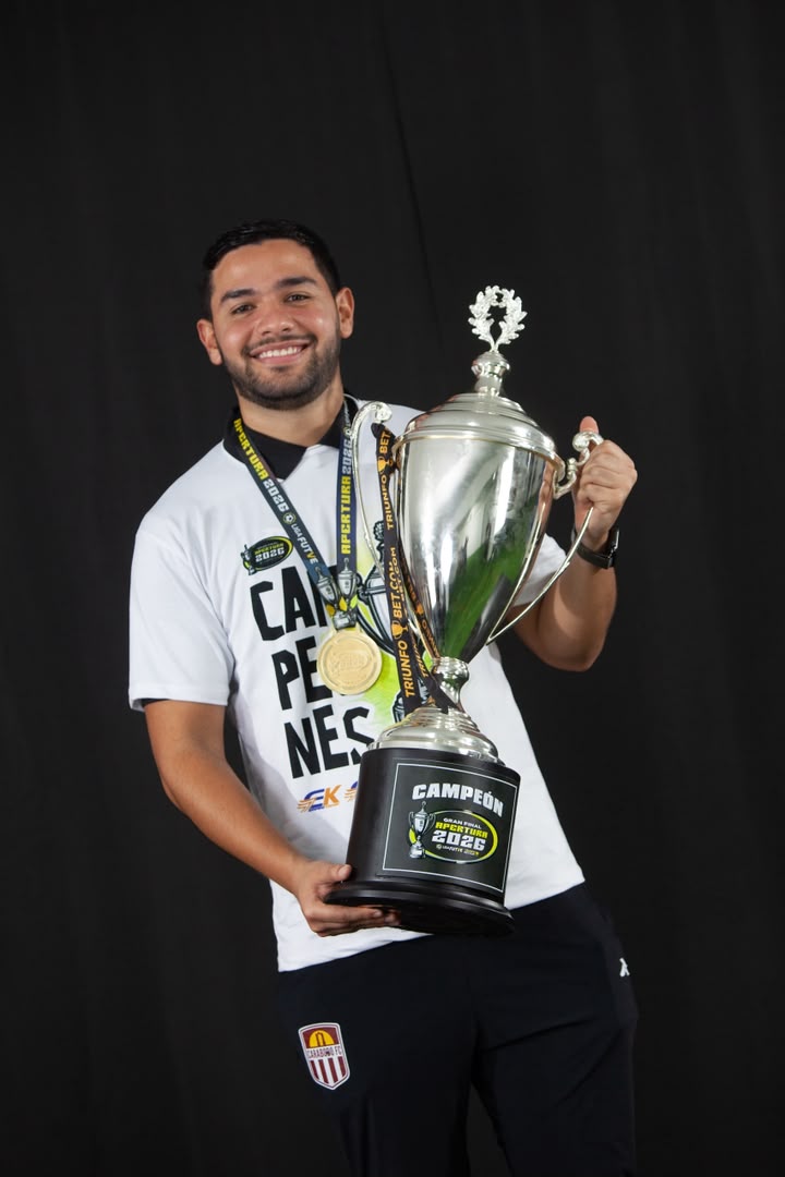 Javier Semeler of Carabobo FC celebrating with the 2026 Apertura championship trophy.