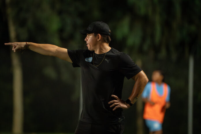 Martín Longinos da instrucciones durante una sesión de entrenamiento de fútbol con Inter Panamá CF.