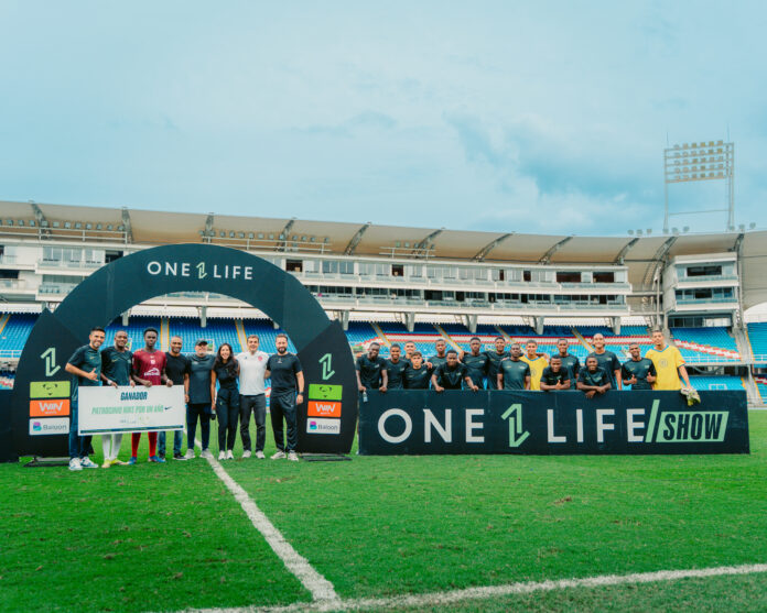 One-Life Show players and staff celebrate a player award at Estadio Pascual Guerrero in Cali.