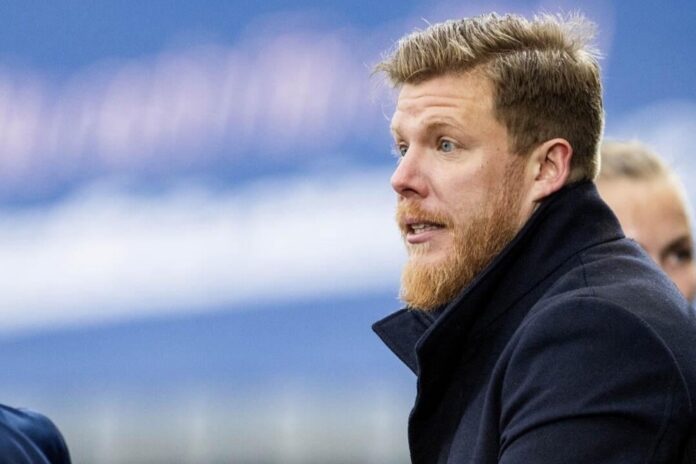 Rafael Roldán Bermudez on the touchline during his coaching career in women’s football.