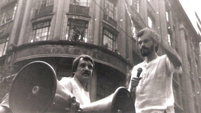 Sócrates speaking during a public demonstration, reflecting the Brazilian football legend’s political activism and influence.